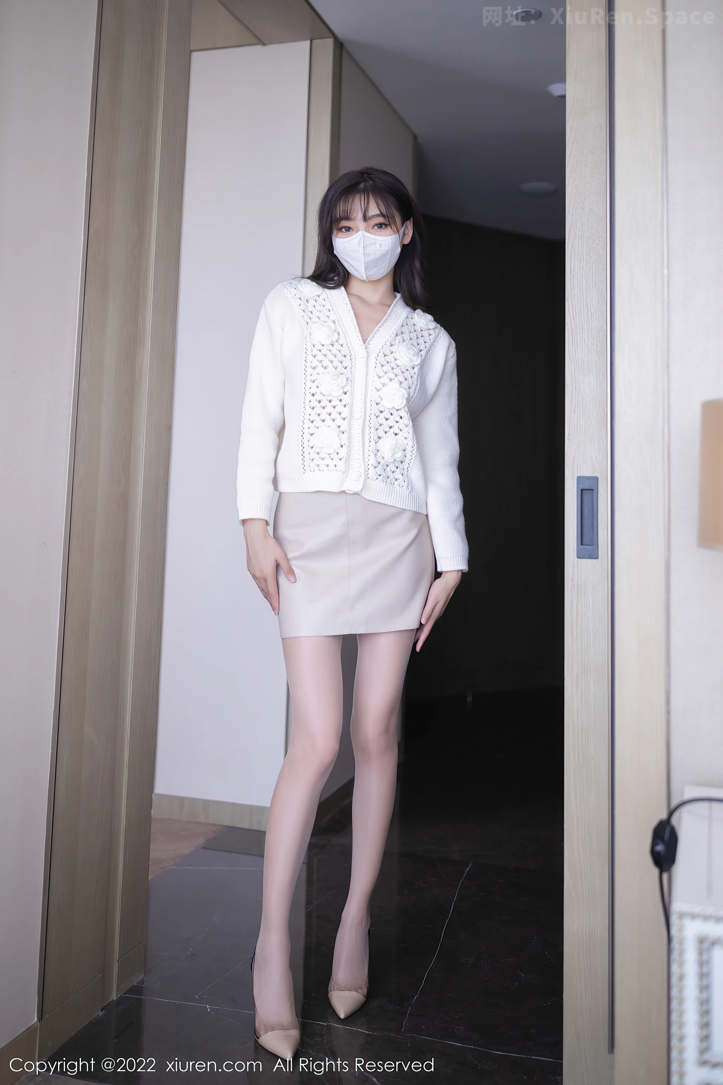 图片[2]-[XiuRen秀人网] VOL.5771 模特陆萱萱性感白色毛线衣配浅色短裙半脱秀完美身材诱惑写真84P-秀人网官方网站